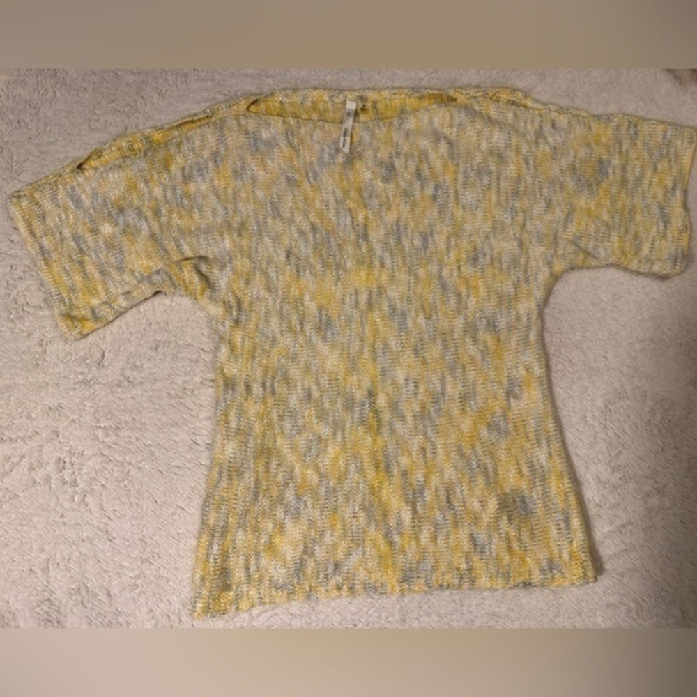 NY COLLECTION size medium knit cutout shoulder short sleeve yellow/grey top